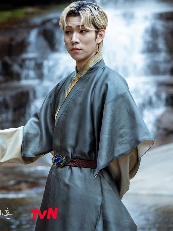 Karakter Park Dang Gu (Yoo In Soo) juga tak lepas dari sorotan. Pasalnya, ia menarik perhatian dengan model serta warna rambut yang jauh dari ciri khas drama sageuk. Pun demikian, akting Yoo In Soo dipuji habis-habisan./ Foto: instagram.com/tvn_drama