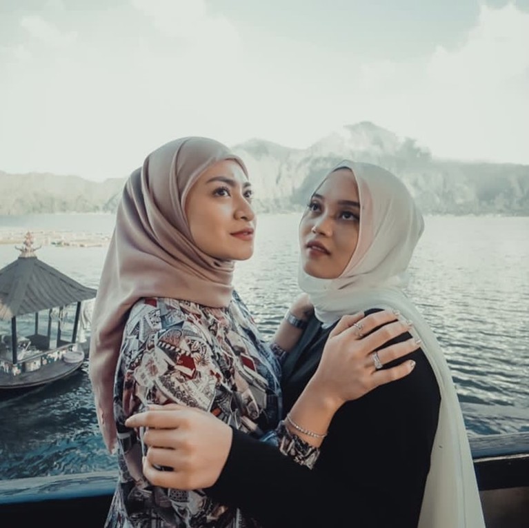Kedekatan Putri Delina dan Nathalie Holscher Kedekatan Putri Delina dan Nathalie Holscher