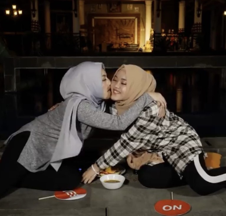 Kedekatan Putri Delina dan Nathalie Holscher Kedekatan Putri Delina dan Nathalie Holscher