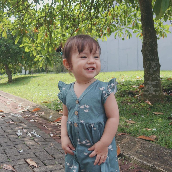 <p>Kini Chloe berusia 1,5 tahun. Selain aktif dan ekspresif, ia juga pandai bergaya saat difoto. (Foto: Instagram @asmirandah89)</p>