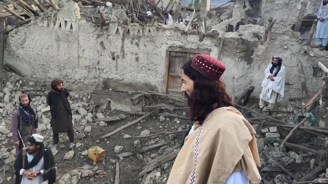 Korban gempa bumi berkekuatan 6,1 yang mengguncang Afghanistan pada Rabu (22/6) pagi mencapai 920 orang.