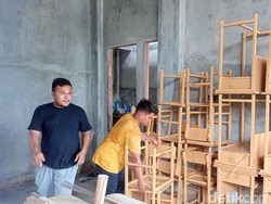 Kursi Meja SLB Pekanbaru Bantuan Disdik Ditarik Vendor Saat Siswa Belajar