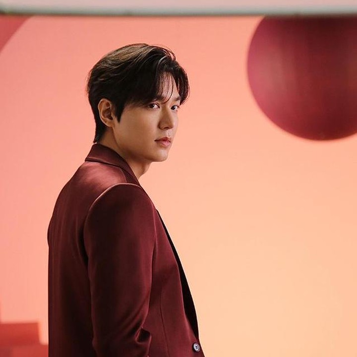 <p>Di media sosial Twitter, tagar nama Lee Min Ho menjadi <em>trending topic</em>, nih. Para penggemarnya beramai-ramai memberi ucapan untuk sang aktor. (Foto: Instagram @actorleeminho)<br /><br /><br /></p>