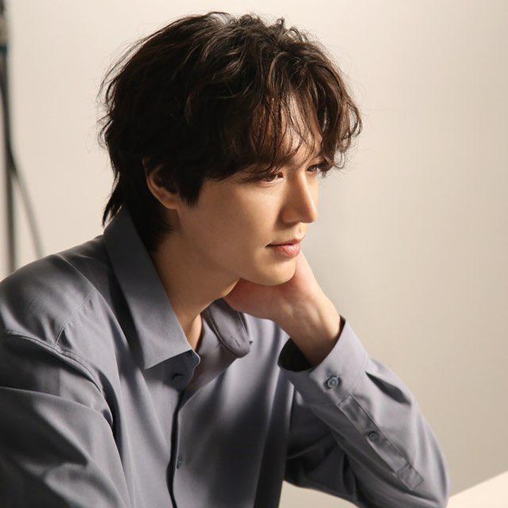 <p>Meski usianya terus bertambah, bintan <em>Pachinko</em> ini masih terlihat awet muda ya, Bunda? (Foto: Instagram @actorleeminho)<br /><br /><br /></p>