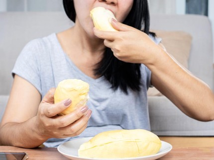 Jangan Berlebihan ya, Ketahui Risiko bila Busui Terlalu Banyak Melahap Durian