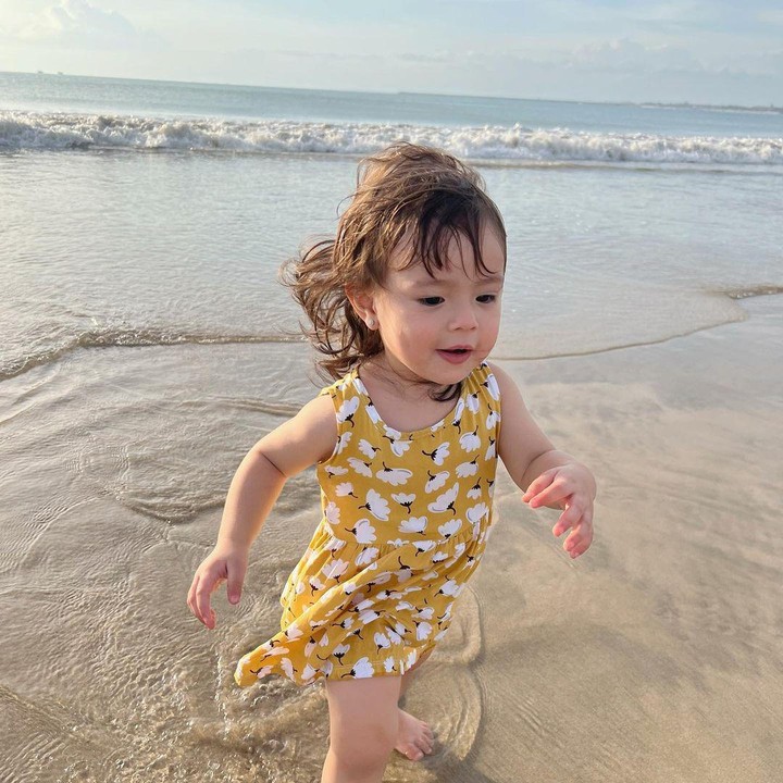 <p>“Masih bersama si anak pantai,” tulis Asmirandah melalui unggahan Instagramnya. Chloe rupanya suka sekali bermain di pantai. (Foto: Instagram @asmirandah89)</p>