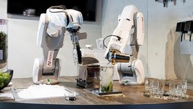 FOTO: Mengintip Aksi Robot Bartender Mengaduk Cocktail di Jerman