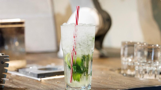 FOTO: Mengintip Aksi Robot Bartender Mengaduk Cocktail di Jerman