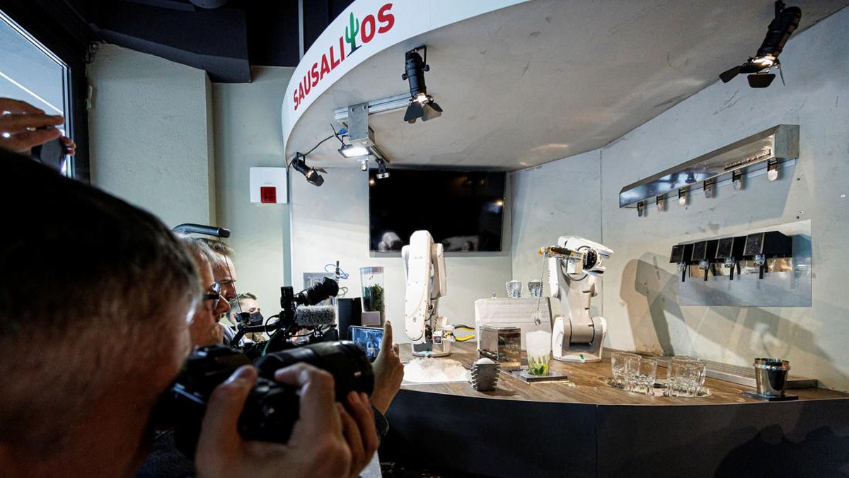 FOTO: Mengintip Aksi Robot Bartender Mengaduk Cocktail di Jerman