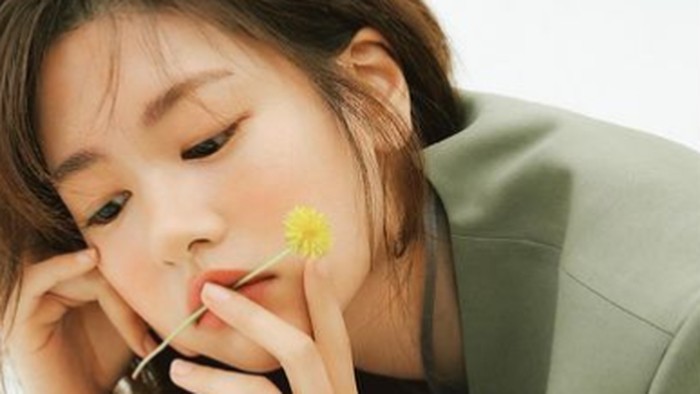 Ia merupakan salah satu selebriti yang berasal dari keluarga Chaebol atau kaya raya. Meskipun putri dari keluarga kaya, Jung So Min dikenal sangat sederhana dan rendah hati, lho./ foto: instagram.com/somin_jj