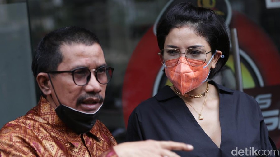 Nikita Mirzani Nikita Mirzani saat menyambangi Mabes Polri.