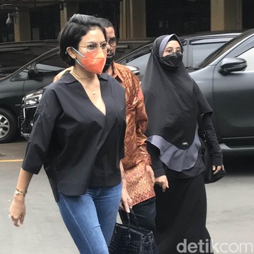 Rumah Nikita Mirzani Didatangi Polisi, Fitri Salhuteru: Dia Lagi Syuting