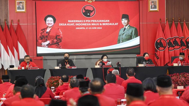 Sejumlah pengamat politik menilai PDIP pasti membentuk koalisi untuk menghadapi Pilpres 2024. Jika tidak bisa menjadi blunder bagi partai banteng tersebut.