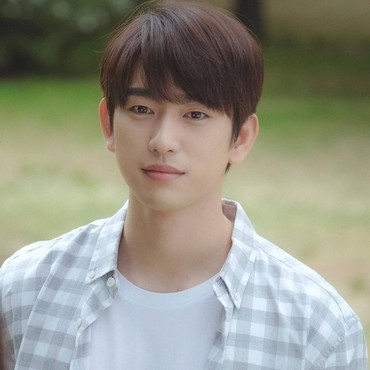 Dipastikan Wamil Bulan Depan, Jinyoung GOT7 Tulis Pesan Haru