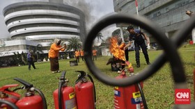 FOTO: Latihan Pantang Pulang Sebelum Padam Kebakaran di Kejagung