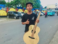 Pesan Menyentuh di Gitar Hadiah Tantri Kotak untuk Pengamen di Maros