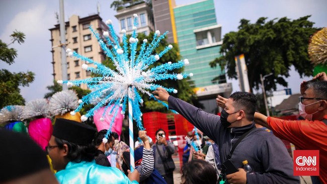 Kemeriahan HUT ke-498 Jakarta, Semarak di Tiap Sudut Sejak sore, warga dari berbagai usia berduyun memenuhi Taman Fatahillah sebagai salah satu lokasi puncak perayaan yang digelar Pemprov DKI, Minggu (22/6).