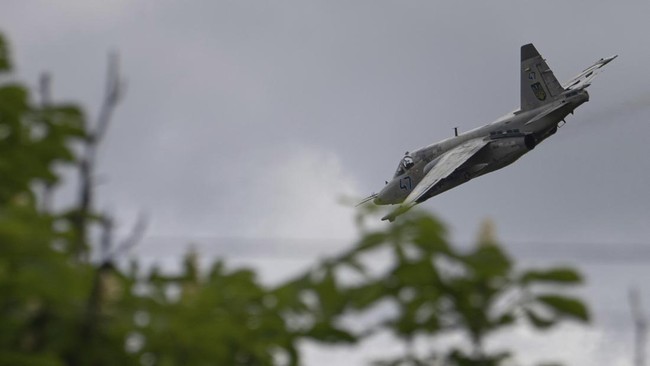 Pesawat tempur Rusia jenis Su-25 jatuh di dekat perbatasan Ukraina pada Selasa (22/6) waktu setempat.