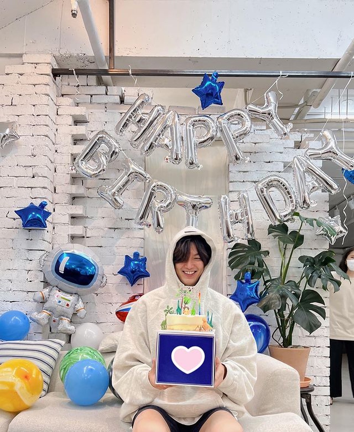 Potret Lee Min Ho Rayakan Ulang Tahun