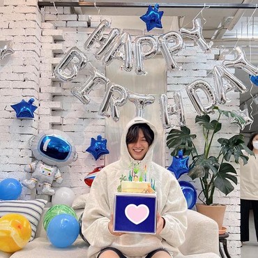 Genap 35 Tahun, 7 Potret Lee Min Ho Rayakan Ultah Pakai Kue Dinosaurus