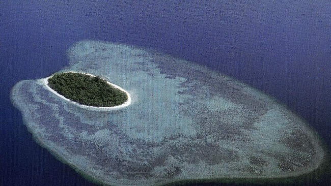 Pulau Sipadan dan Ligitan merupakan dua pulau tak berpenghuni yang pernah menjadi rebutan Indonesia dan Malaysia.
