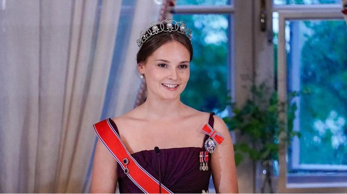 Detail Gaun Putri Ingrid Alexandra, sang Calon Ratu Norwegia di Pesta Ulang Tahunnya yang ke-18