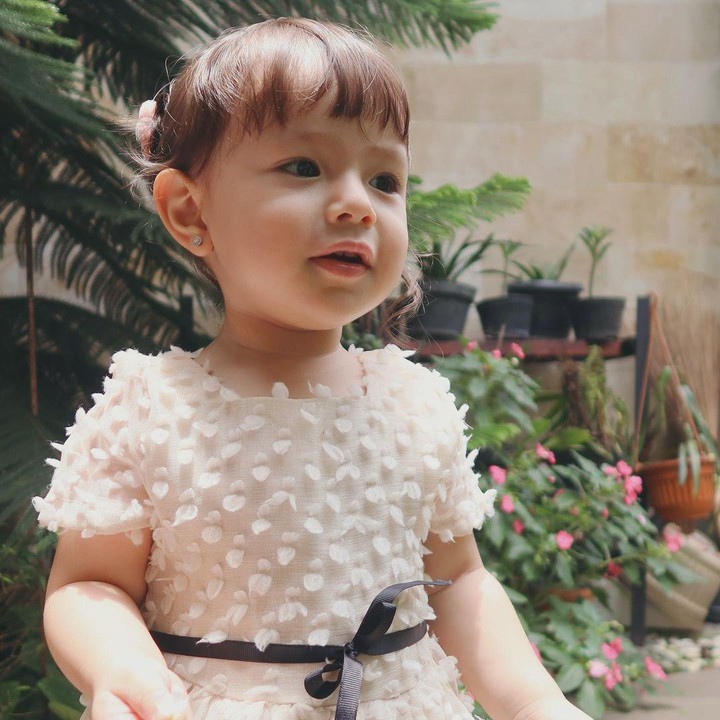 <p>Putri kecil Asmirandah ini memiliki wajah bule yang kerap mencuri perhatian lho, Bunda. Tak heran kalau sejak lahir akun Instagram Chloe sudah memiliki banyak pengikut. (Foto: Instagram @asmirandah89)</p>