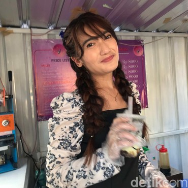 Revi Mariska, Artis Kolosal yang Banting Stir Jualan Minuman Kekinian