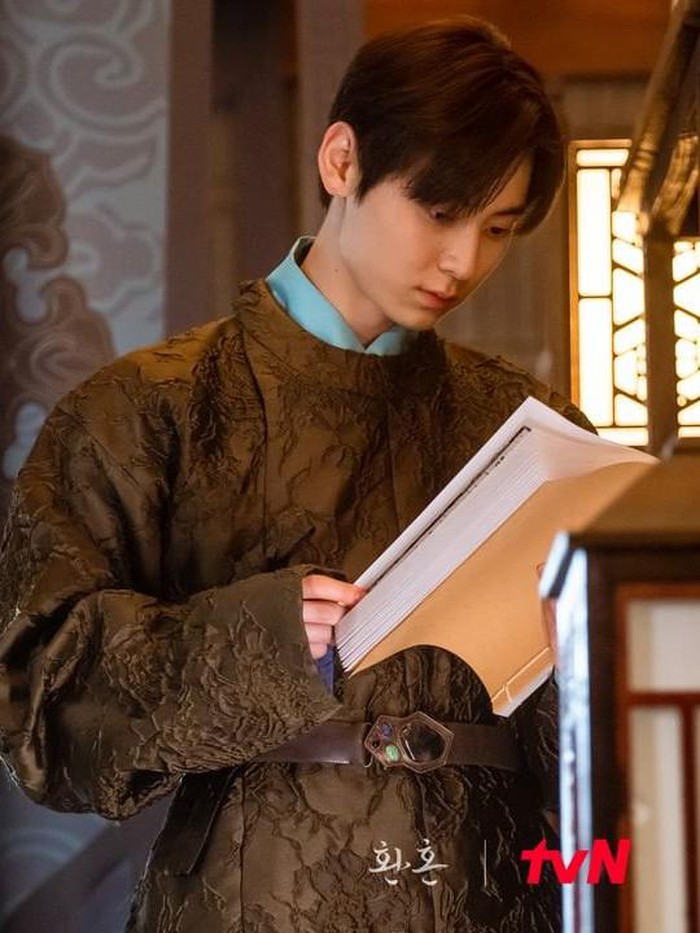 Salah satunya kostum yang digunakan oleh Hwang Min Hyun sebagai Seo Yeol. Ia seorang bangsawan tampan, cerdas dan ahli bela diri. Lewat teaser yang dibagikan tvN, aktor tampan menggunakan hanbok yang dinilai terlalu kekinian./ Foto: instagram.com/tvn_drama