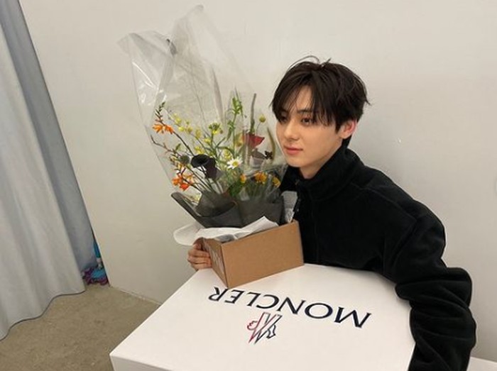 Setelah grup NU'EST resmi bubar di tahun 2022, kini Minhyun memantapkan diri untuk fokus berkarier sebagai seorang aktor. Drama terbarunya ialah Alchemy of Souls yang saat ini tengah on-going dan bisa kamu saksikan di Netflix, ya!/ foto: instagram.com/optimushwang