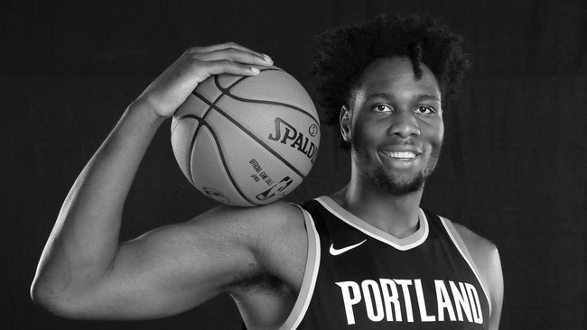 Mantan pemain NBA Caleb Swanigan meninggal pada usia 25 di sebuah rumah sakit di Fort Wayne, Indiana, Amerika Serikat.