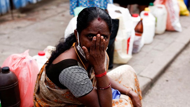 Sri Lanka tengah berjuang mengumpulkan Rp8,7 triliun guna membayar setengah lusin pengiriman impor BBM karena bank sentral hanya menyediakan Rp1,8 triliun.