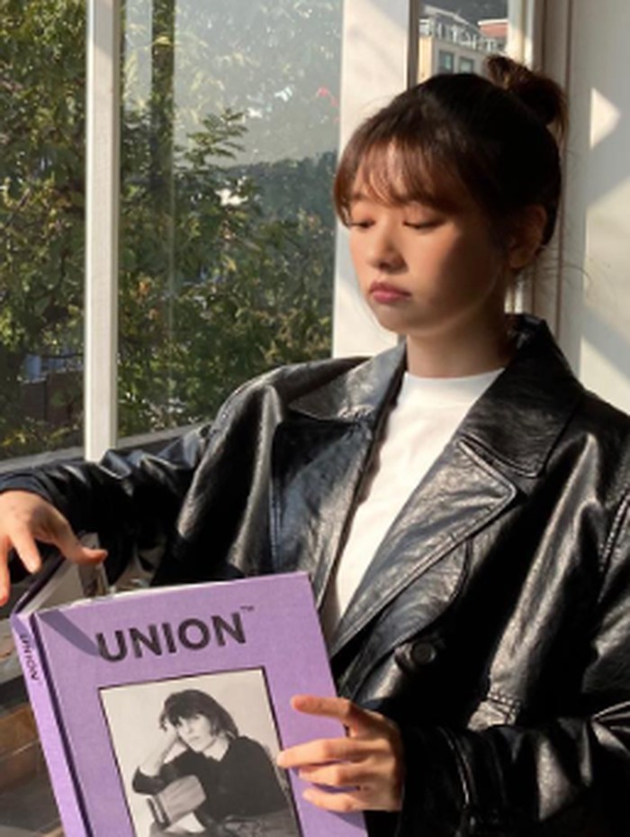 Meskipun sosoknya terlihat anggun, Jung So Min ternyata jago olahraga dan bela diri, lho! Bahkan, ia sangat gemar bermain baseball dan sepak bola./ foto: instagram,com/somin_jj