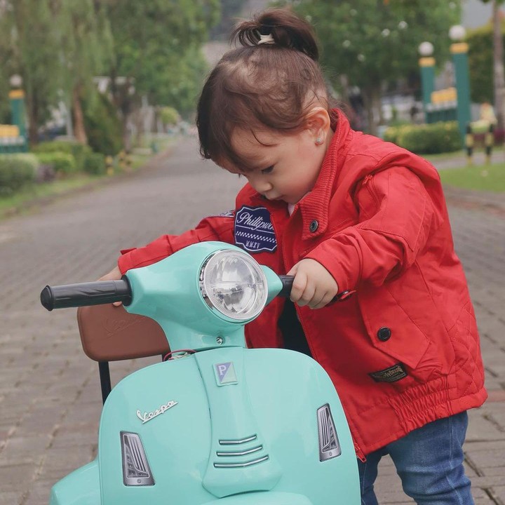 <p>Tidak selalu tampil anggun mengenakan <em>dress,</em> Chloe juga bisa tetap keren saat mengenakan jaket. Ia sedang bersiap mengendarai vespanya nih Bunda. (Foto: Instagram @asmirandah89)</p>