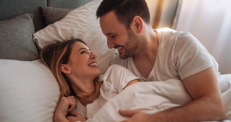 KAPAN SEKS YANG TEPAT SETELAH MELAHIRKAN? Melahirkan bisa membuat Bunda merasa takut untuk berhubungan seks setelahnya. Simak tips merawat vagina usai melahirkan agar seks kembali menggairahkan.