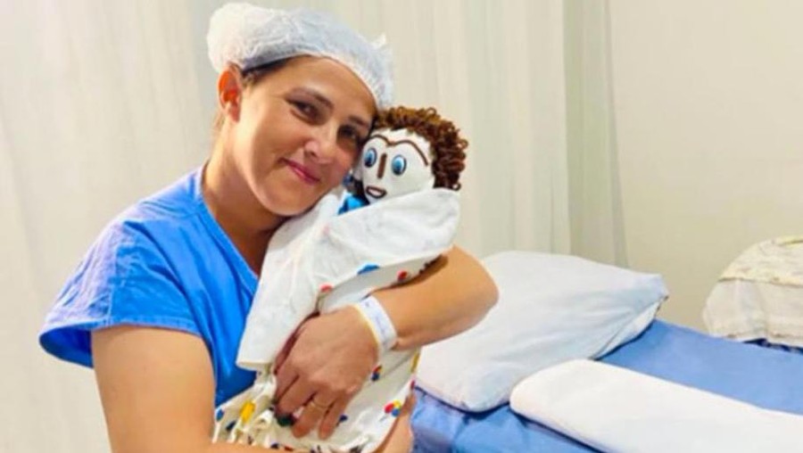 Wanita Brazil nikahi boneka kain