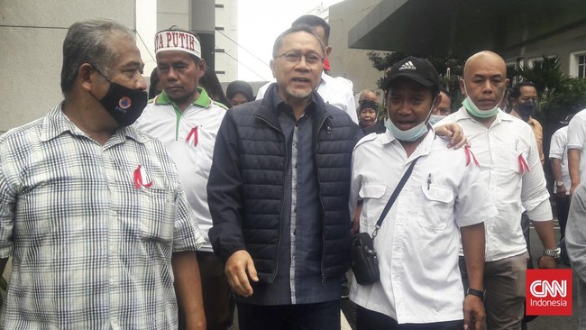 Mendag Zulhas mengklaim harga kebutuhan pokok, seperti cabai dan daging ayam stabil, serta minyak goreng curah di Pasar Dukuh Kupang, Surabaya, stabil.