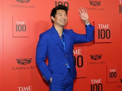 Simu Liu Resmi Lamar Kekasih di Paris