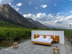 Unik! Hotel Ini Tak Punya Atap dan Dinding