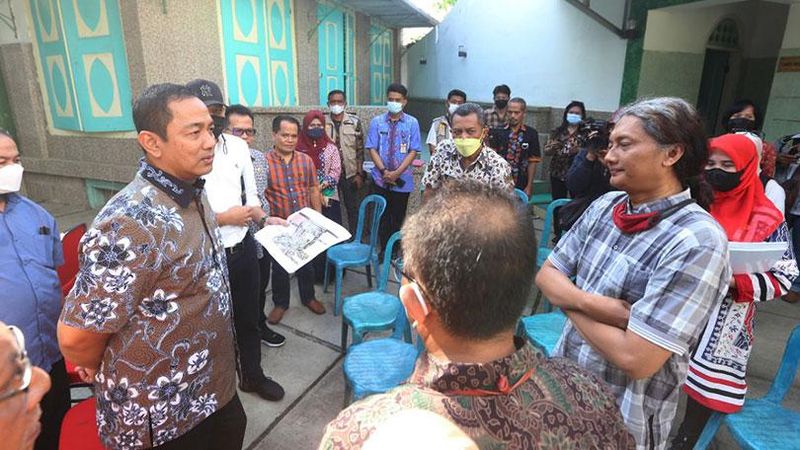 Wali Kota Semarang Hendrar Prihadi bergerak ke jalan Layur untuk melakukan peninjauan pekerjaan revitalisasi kawasan wisata Kampung Melayu, Provinsi Jawa Tengah