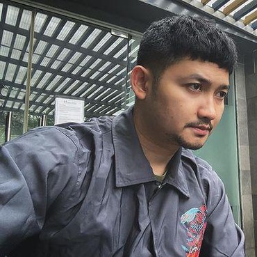 8 Potret Angga Wijaya, Kondangan Sendiri Sebelum Gugat Cerai Dewi Perssik