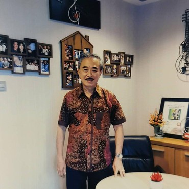 Lahirkan Banyak Musisi Hebat, Jan Djuhana Rilis Buku 'Di Balik Bintang'