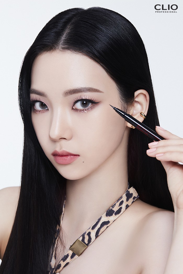 Bulan berikutnya, aespa ikut mempromosikan produk Clio lainnya yaitu Kill Lash Super Proof Mascara dengan Winter dan Ningning sebagai modelnya, dan Superproof Brush Liner di mana Karina dan Giselle menjadi modelnya./ Foto: twitter.com/official_CLIO