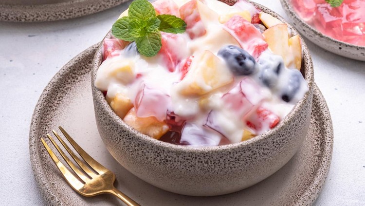 Cara membuat salad buah yang enak dan praktis