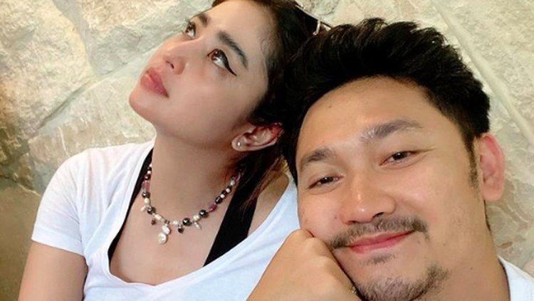 Dewi Perssik dan Angga Wijaya Dewi Perssik dan Angga Wijaya