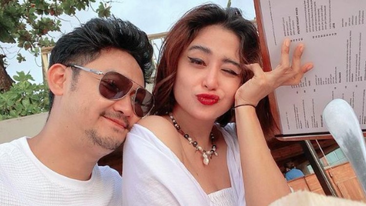 Dewi Perssik dan Angga Wijaya Dewi Perssik dan Angga Wijaya