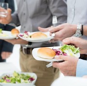 Suka Diremehkan, Ketahui 4 Bahaya Makan Sambil Berdiri yang Ternyata Bisa Sangat Fatal!