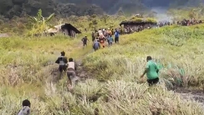 Kemenhub menutup sementara Bandara Paro, Papua, lokasi terbakarnya pesawat Susi Airyang diduga dilakukan KKB Papua.