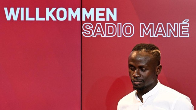 Mantan pemain Liverpool Dietmar Hamann mengklaim Sadio Mane tidak terlihat bahagia di Bayern Munchen karena dimainkan di tempat yang salah.