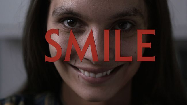 Trailer film horor Smile menampilkan teror penuh senyum misterius. Smile tayang 30 September di bioskop.
